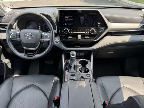 Used 2025 Toyota Highlander Limited AWD/4WD image 2