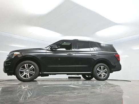 Used 2022 Ford Expedition Limited image 7