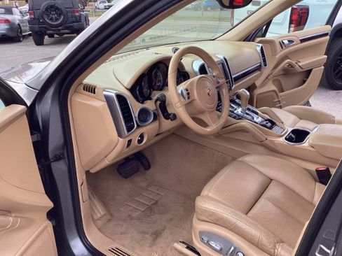 Used 2012 Porsche Cayenne w/ Premium Pkg image 8