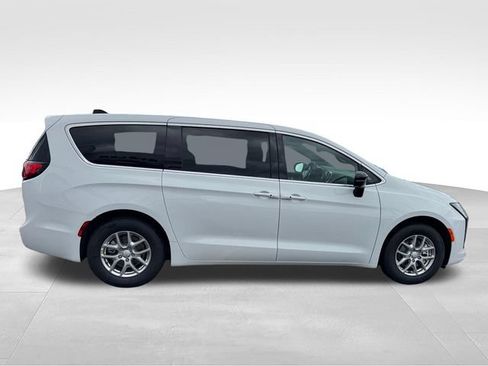 New 2027 Chrysler Pacifica Select FWD image 40