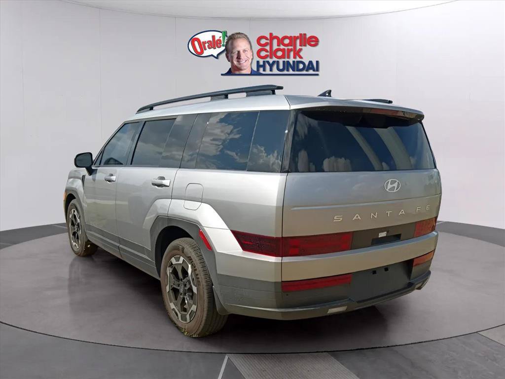Used 2025 Hyundai Santa Fe SEL FWD image 2