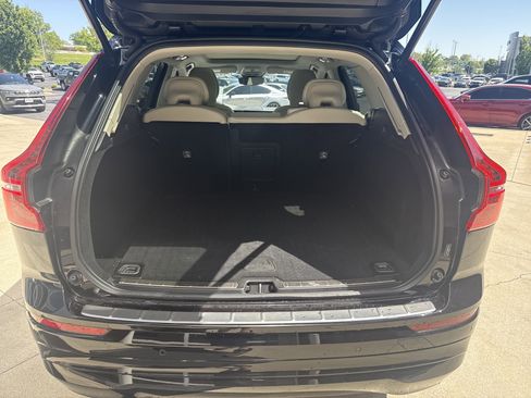 Used 2022 Volvo XC60 B5 Momentum w/ Climate Package image 11