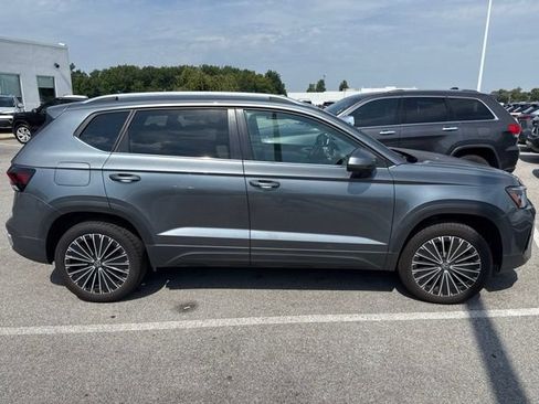 Used 2025 Volkswagen Taos SE w/ Panoramic Sunroof Package FWD image 6