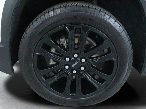 Used 2023 GMC Acadia SLT w/ Elevation Edition FWD image 9