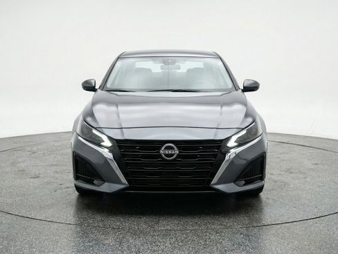 Used 2025 Nissan Altima 2.5 SV image 2