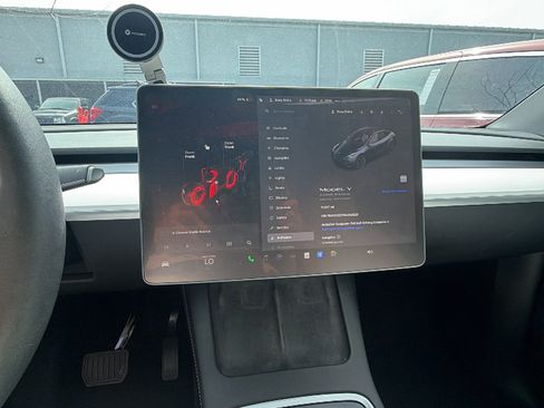 Used 2024 Tesla Model Y Long Range image 29