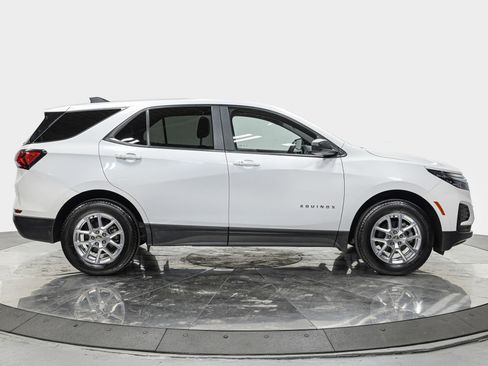 Used 2024 Chevrolet Equinox LS w/ LS Convenience Package image 8