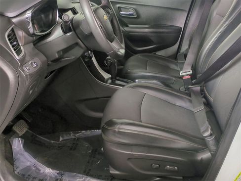 Certified 2022 Chevrolet Trax LT w/ LT Convenience Package image 18