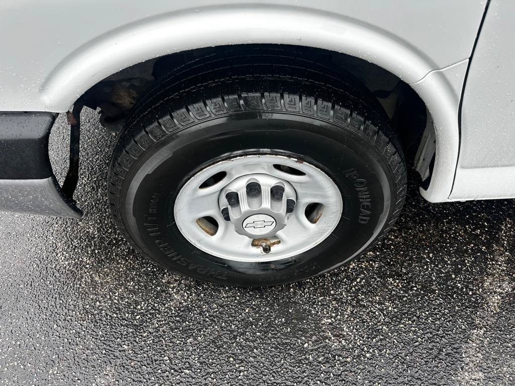 Used 2014 Chevrolet Express 3500 RWD image 2