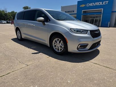 Used 2023 Chrysler Pacifica Touring-L