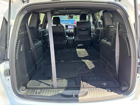 Used 2025 Chrysler Pacifica Limited FWD image 7