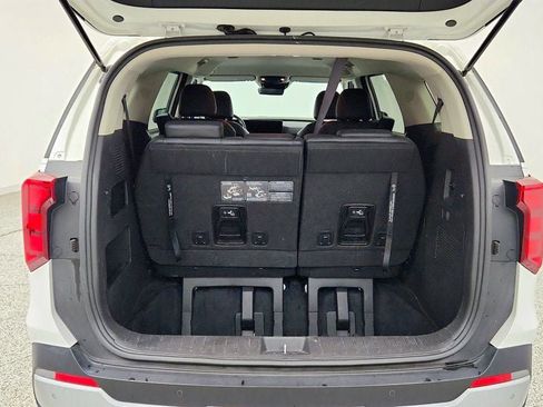 Used 2025 Kia Carnival FWD image 22