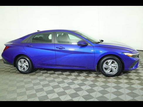 Used 2024 Hyundai Elantra SE image 2