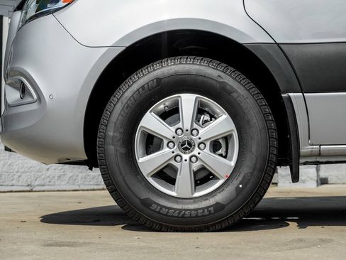 Used 2025 Mercedes-Benz Sprinter 2500 image 4