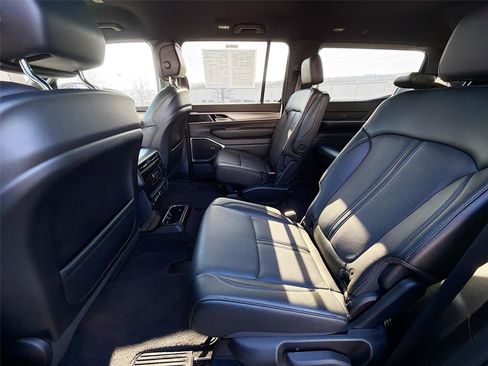 Used 2025 Jeep Wagoneer Series II image 23