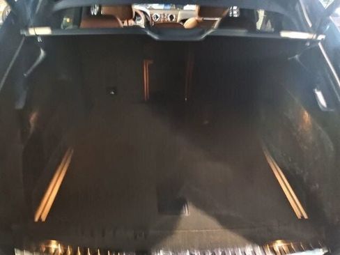 Used 2017 Bentley Bentayga image 23