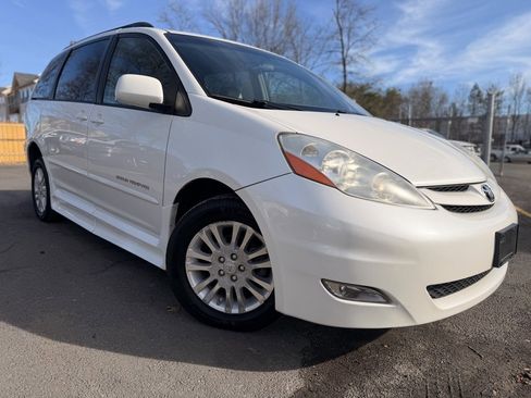 Used 2009 Toyota Sienna XLE image 1