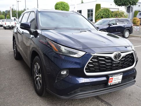 Used 2022 Toyota Highlander XLE AWD/4WD image 3