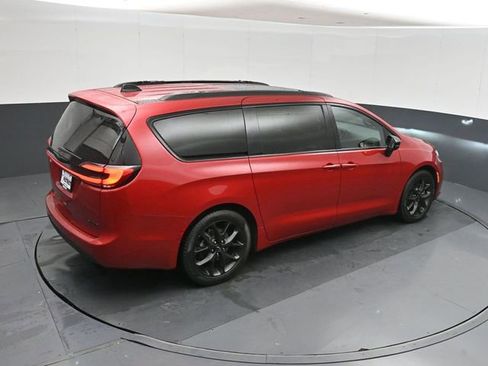Used 2025 Chrysler Pacifica Limited FWD image 32
