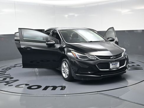 Used 2018 Chevrolet Cruze LT w/ Convenience Package image 23