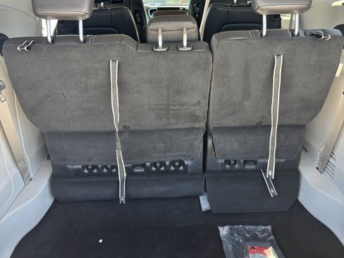 Used 2022 Chrysler Pacifica Touring-L w/ Uconnect Theater Family Group image 10