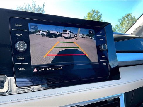 Certified 2025 Volkswagen Taos SE w/ Panoramic Sunroof Package image 27