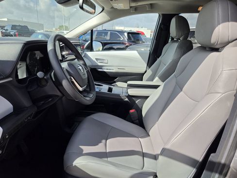 Used 2026 Toyota Sienna XLE FWD image 27