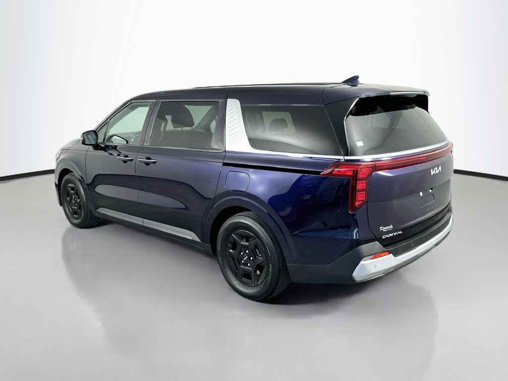 Used 2025 Kia Carnival FWD image 5