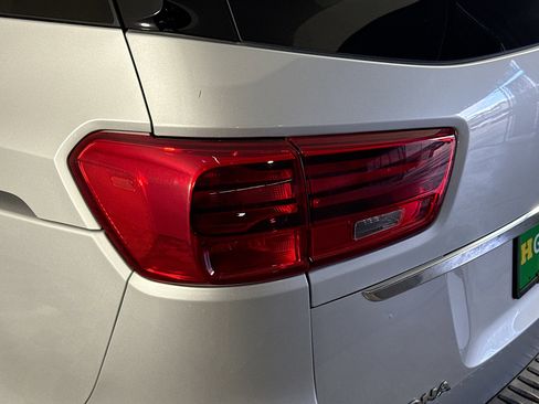 Used 2021 Kia Sedona LX image 33