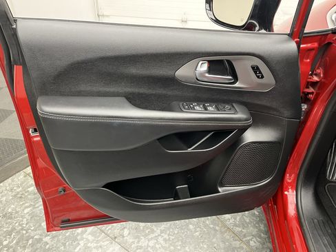 Used 2025 Chrysler Pacifica Select FWD image 7