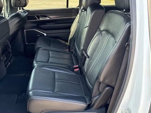 Used 2023 Jeep Wagoneer L Series II AWD/4WD image 11