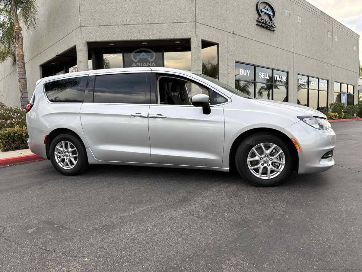 Used 2022 Chrysler Voyager LX FWD image 8