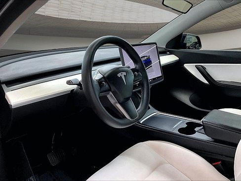 Used 2022 Tesla Model Y Long Range AWD/4WD image 10
