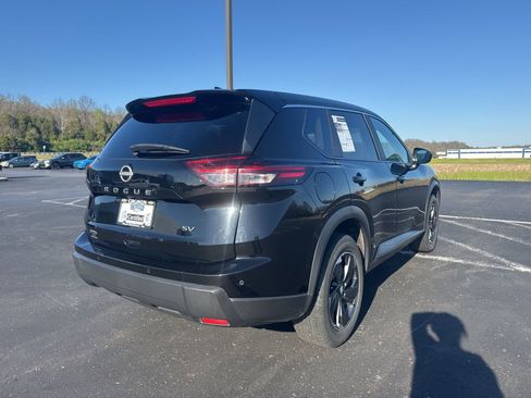 Used 2024 Nissan Rogue SV image 4
