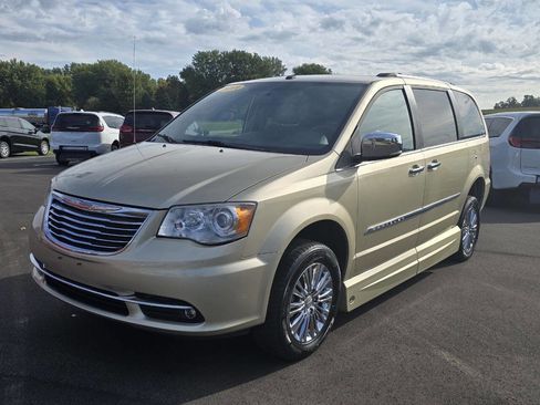 Used 2011 Chrysler Town & Country Limited image 18