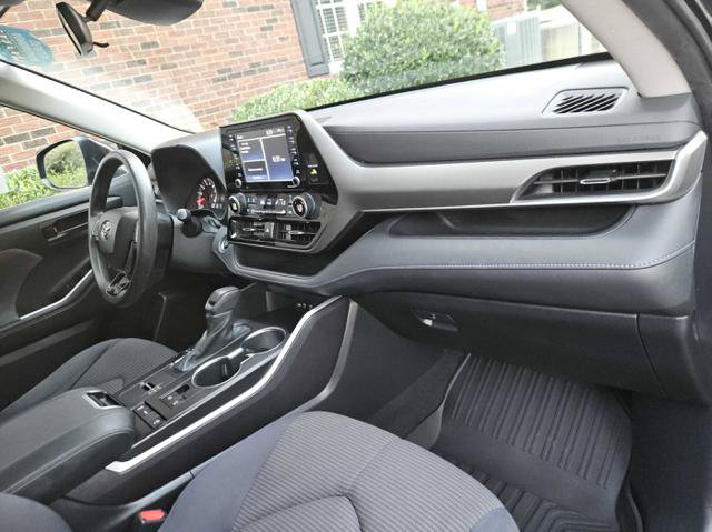 Used 2021 Toyota Highlander L FWD image 32