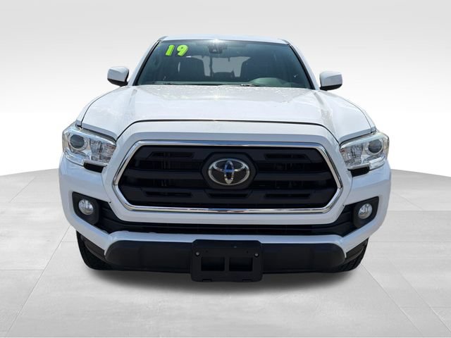 Used 2019 Toyota Tacoma SR5 AWD/4WD image 2