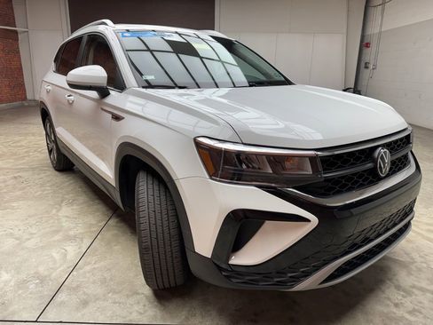 Used 2023 Volkswagen Taos SE w/ Panoramic Sunroof Package AWD/4WD image 6
