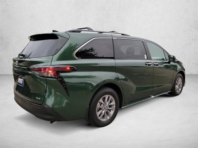 Used 2026 Toyota Sienna XLE FWD image 5