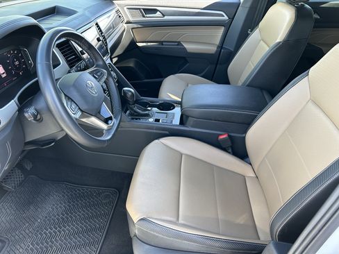 Used 2023 Volkswagen Atlas Cross Sport SE w/ Panoramic Sunroof Package FWD image 17