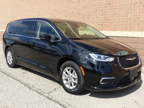 Used 2024 Chrysler Pacifica Touring-L FWD image 12