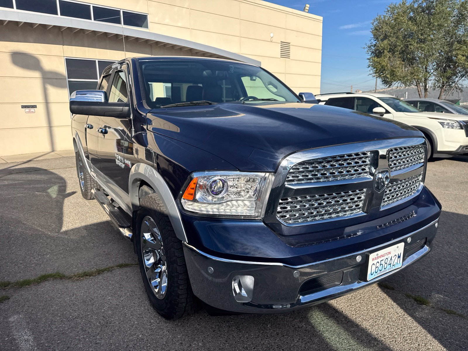 Used 2018 RAM 1500 Laramie AWD/4WD image 3