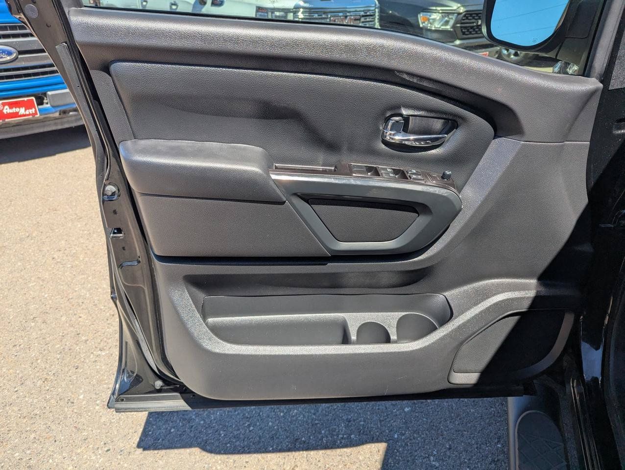 Used 2019 Nissan Titan SV w/ SV Convenience Package AWD/4WD image 9