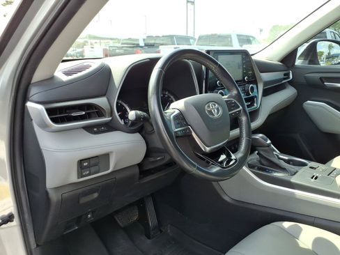 Used 2020 Toyota Highlander XLE FWD image 7