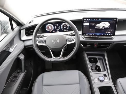 Used 2025 Volkswagen Tiguan SE w/ Panoramic Sunroof Package AWD/4WD image 19