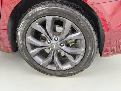 Used 2019 Chrysler Pacifica Limited w/ Advanced Safetytec Group FWD image 31