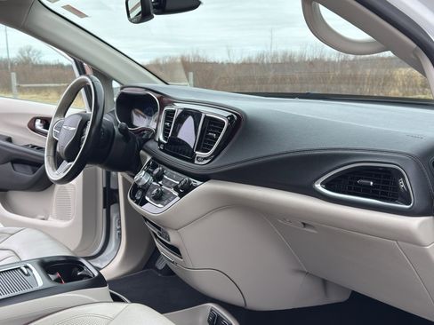 Used 2020 Chrysler Pacifica Limited image 29