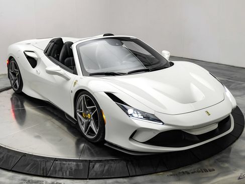 Used 2022 Ferrari F8 Tributo RWD image 34