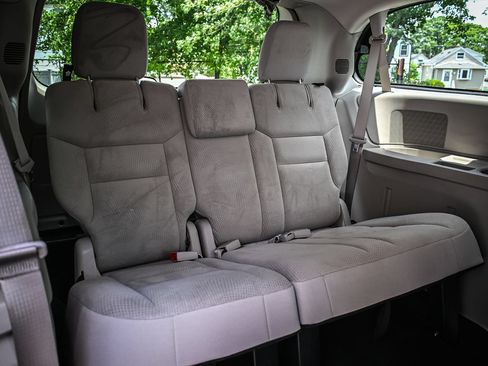 Used 2018 Dodge Grand Caravan SE w/ UConnect Hands-Free Group FWD image 19