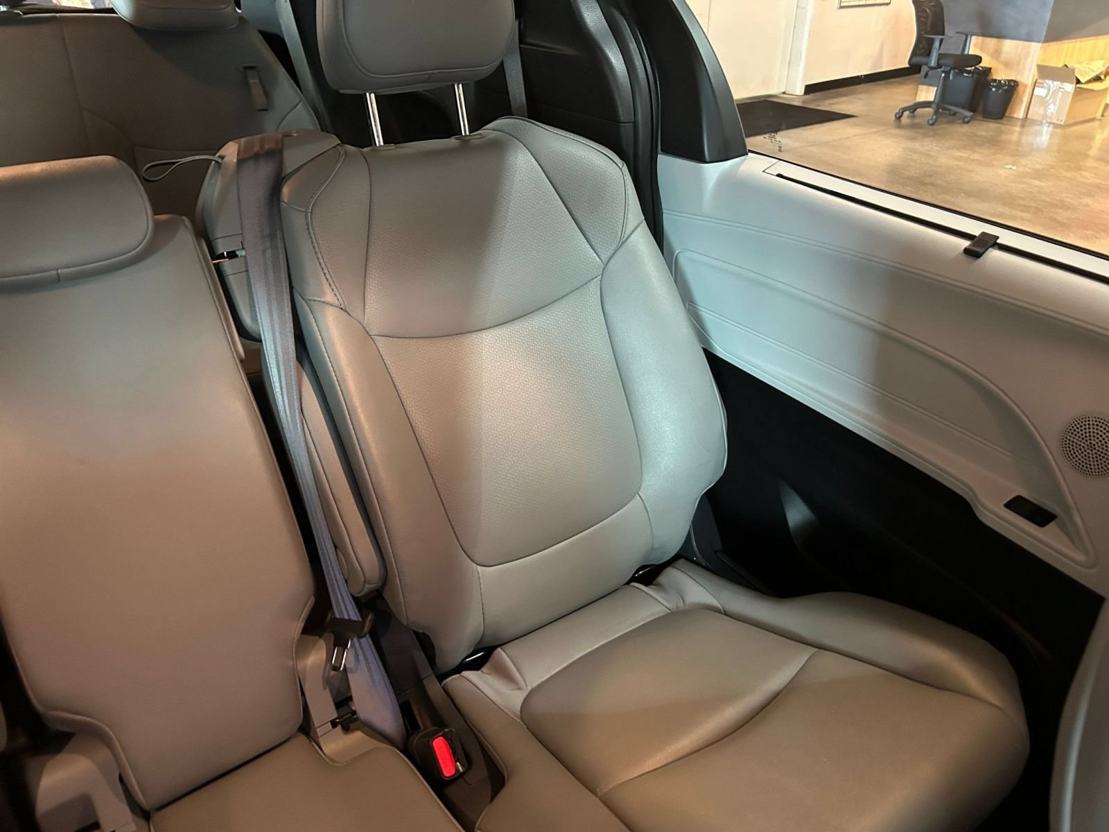 Used 2025 Toyota Sienna XLE FWD image 39